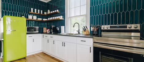 Aesthetically Beautiful designed Kitchen - Fully stocked