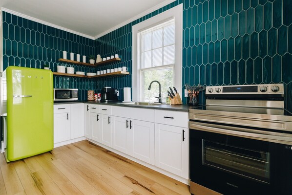 Aesthetically Beautiful designed Kitchen - Fully stocked