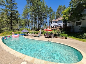 Pool & Jacuzzi