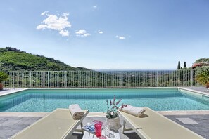 L'Eau, Ciel, Propriété, Plante, Nuage, Piscine, Bleu Azur, Mobilier De Jardin, Architecture, Balancelle