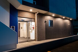 施設の正面 (日没後)