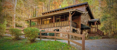 Secluded, paved driveway. Very easy to get to this cabin. No need for a 4x4.