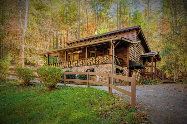 Secluded, paved driveway. Very easy to get to this cabin. No need for a 4x4.