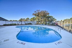 Seasonal Community Pool | Community Amenities