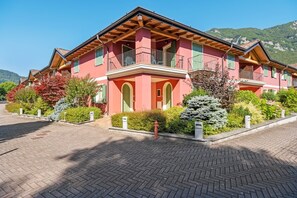 Außenseite Ferienhaus [Sommer]