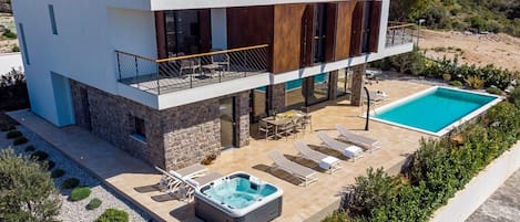 Stilvolle 4-Schlafzimmer-Villa mit privatem 35 m2 großem beheiztem Pool, Whirlpool und Sauna, nur 150 m vom Strand entfernt