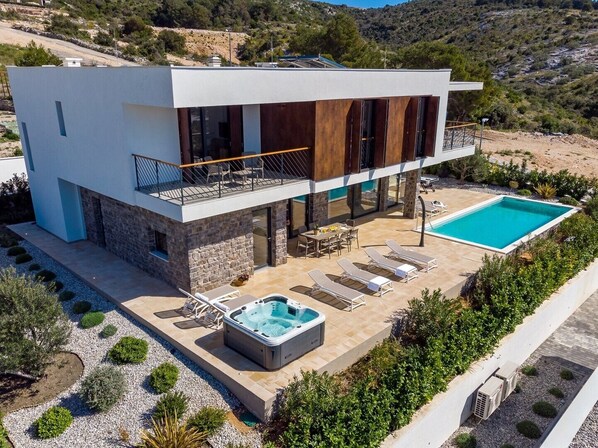 Stilvolle 4-Schlafzimmer-Villa mit privatem 35 m2 großem beheiztem Pool, Whirlpool und Sauna, nur 150 m vom Strand entfernt