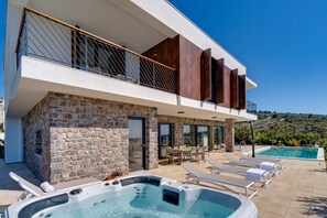 Villa Dolac ist eine 290 m2 große Villa mit 4 Schlafzimmern auf einem 680 m2 großen Privatgrundstück, das mit einem Parkplatz für 3 Autos verbunden ist.