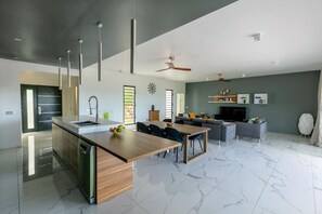  Open kitchen 