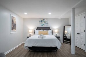 Guest bedroom w/ Queen Bed @ Lower Level 