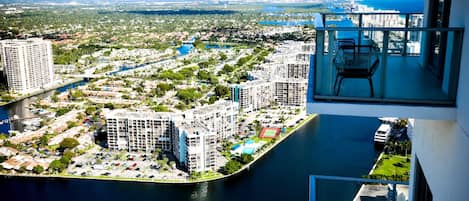 the yacht club at aventura condo association