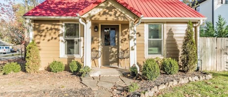 Little Red Roof Inn