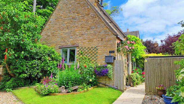 Graziers Cottage - gated entrance