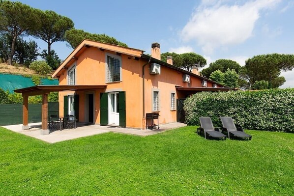This private garden is a tranquil outdoor retreat perfect for entertaining. It features a set of table and chairs for dining, a parasol to provide shade during sunny days, and sun loungers for sunbathing. Additionally, it also includes a barbecue.