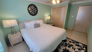 Bedroom,Room,Indoors,Bed,Furniture