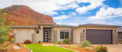 Step into luxury at Maison Sans Souci! This stunning 3BR/3BA home with red rock views is located in Kanab's premier La Estancia neighborhood, near national parks and more. It's pet friendly, so your furry pals can join you on your dream vacation.