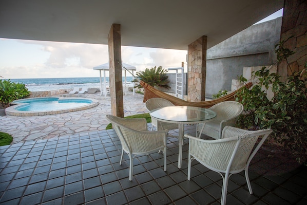 Piscina Frente Mar, Quiosque e Varanda frontal com Rede