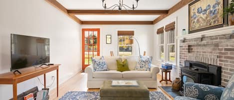 Cozy cottage with glass door pellet stove & whirlpool tub for those snowy nights