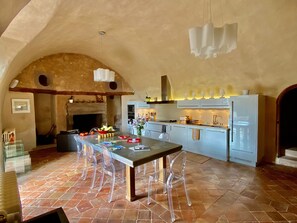 La Cuisine-Salle à manger s'ouvre sur deux terrasses aménagées pour les repas.