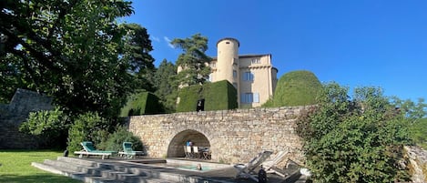 Vue sur le Château depuis la terrasse de la piscine.