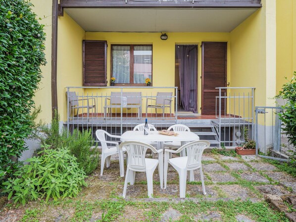 Plante, Table, Meubles, Propriété, Fenêtre, Chaise, Bâtiment, Vert, Mobilier De Jardin, Bois