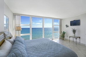 Kings size bed. Full size windows. Amazing Ocean Front views 