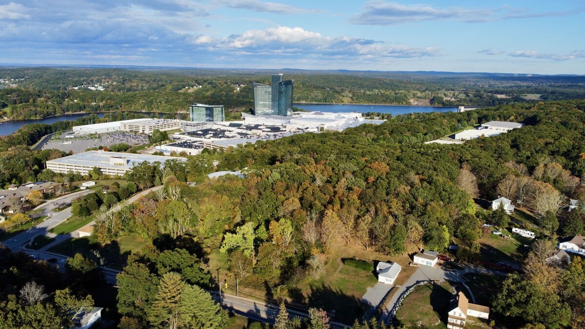 Modern Luxury Home 1 minute walk to Mohegan Sun
