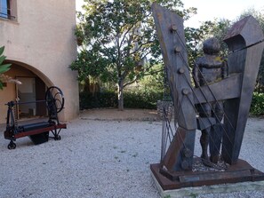 Pflanze, Skulptur, Baum, Gebäude, Strassenbelag, Statue, Gartenmöbel, Holz, Kunst, Freizeit