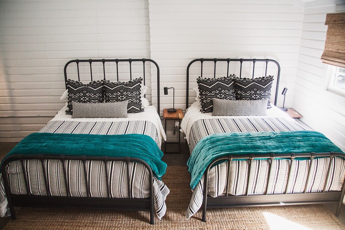 Heart of the SSI studio cottage, fresh design, WALK to shops/dinner/lighthouse
