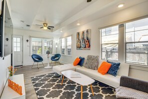 Living Room | Smart TV | Free WiFi | Central Heat & A/C