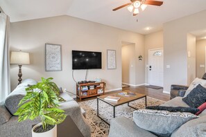 Living Room | Free WiFi | Central A/C & Heating | Smart TV