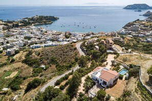 An overview of the villa location, 5' walking distance to Agia Pelagia Beach.