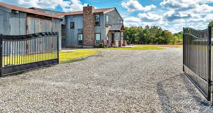 The Levi Gin - Luxury Vintage Retreat