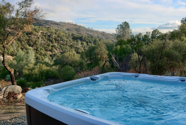 Amazing mountain views from the hot tub!  It doesn't get any better than this!  

Don't forget to check out the stars!