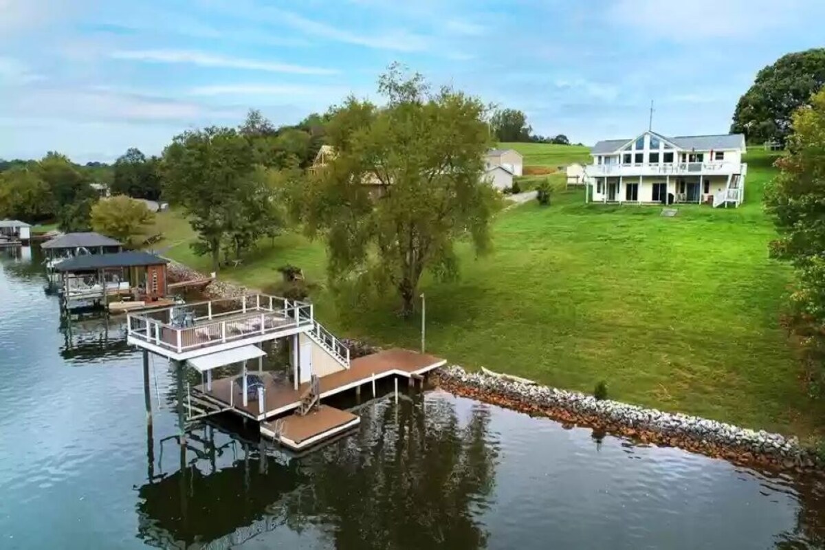 Pet Friendly-180 Feet of breathtaking shoreline on peaceful Smith Mountain Lake!