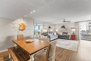 Mainsail 215 Dining