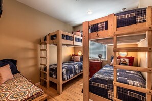 Bunk room with 4 twin beds, smart TV