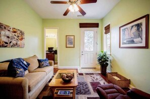 Sitting room, Full-size pull out couch