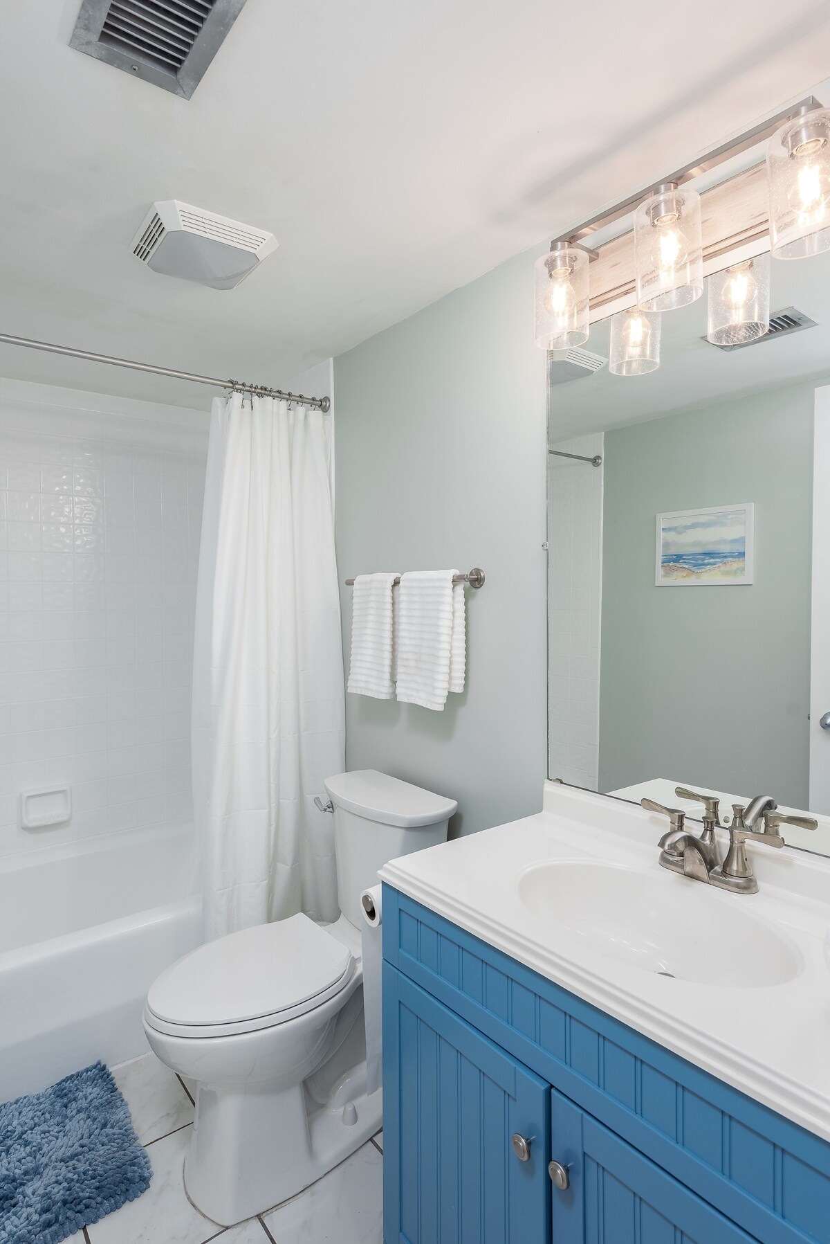 Gorgeous, Renovated 3 BR, 3 BA Villa! Bike to the beach! Amenity Cards Included!