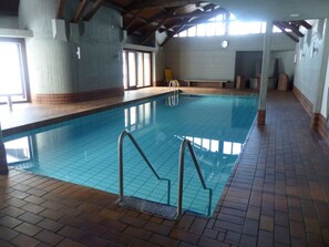 Water, Property, Swimming Pool, Building, Architecture, Floor, Leisure, House, Flooring, Chair