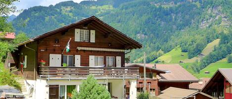 Pflanze, Himmel, Wolke, Berg, Gebäude, Eigentum, Fenster, Natur, Haus, Natürliche Landschaft