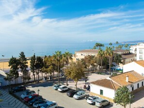 Ciel, Nuage, Voiture, Roue, Véhicule, Bâtiment, Fenêtre, Bleu