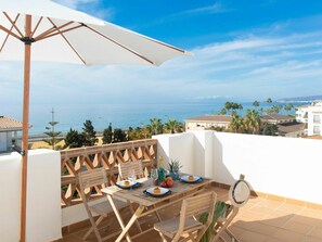 Ciel, Nuage, Table, Propriété, Bâtiment, Bleu Azur, Plante, Chaise, Ombre, Station Balnéaire