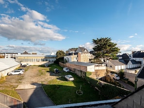 Nuage, Ciel, Bâtiment, Fenêtre, Plante, Maison, Lumière Du Soleil, Design Urbain, Arbre, Quartier