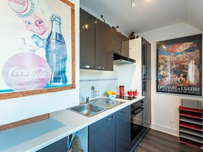 Spüle, Cabinetry, Eigentum, Sinken, Zapfhahn, Countertop, Interior Design, Armatur, Küche, Wand
