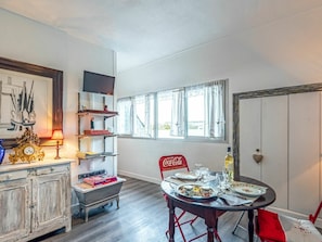 Tabelle, Möbel, Eigentum, Cabinetry, Bilderrahmen, Fenster, Holz, Interior Design, Stuhl, Regal