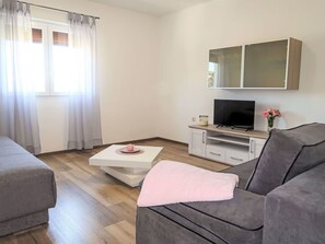 Meubles, Confort, Design Intérieur, Canapé, Bâtiment, Bois, Sol, Télévision, Rideau, Salon