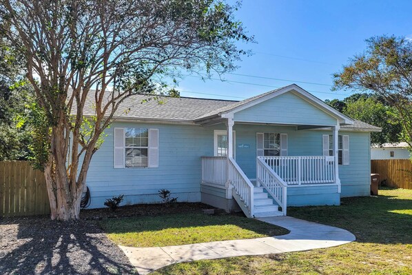 Gulf Breeze Vacation Rental | 4BR | 2BA | Stairs Required | 1,712 Sq Ft