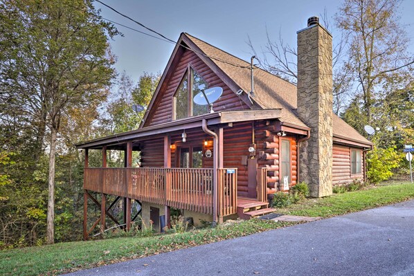 Sevierville Vacation Rental | 2BR | 2BA | 2 Stairs to Enter | 1,500 Sq Ft