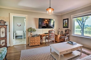 Living Room | Smart TV | Desk